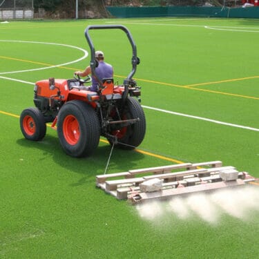Mantenimiento césped artificial campo de fútbol