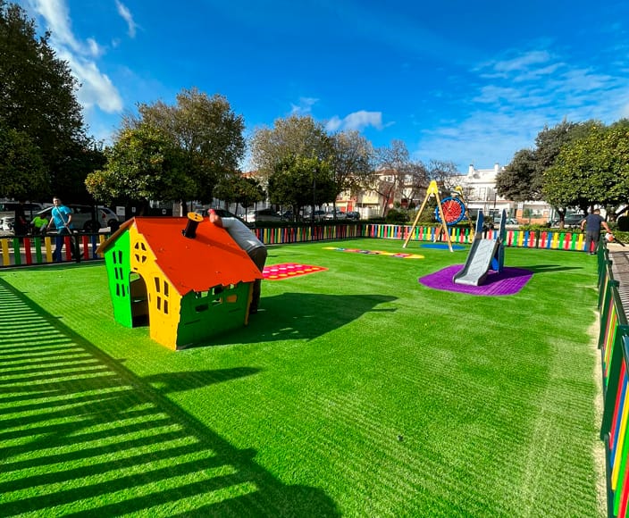 Césped artificial en jardín infantil de casa particular
