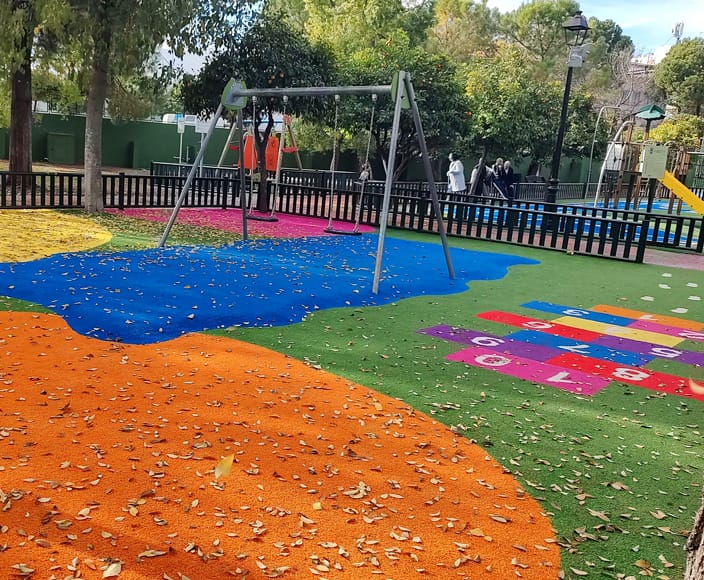 Parque infantil público en Tomares con césped artificial